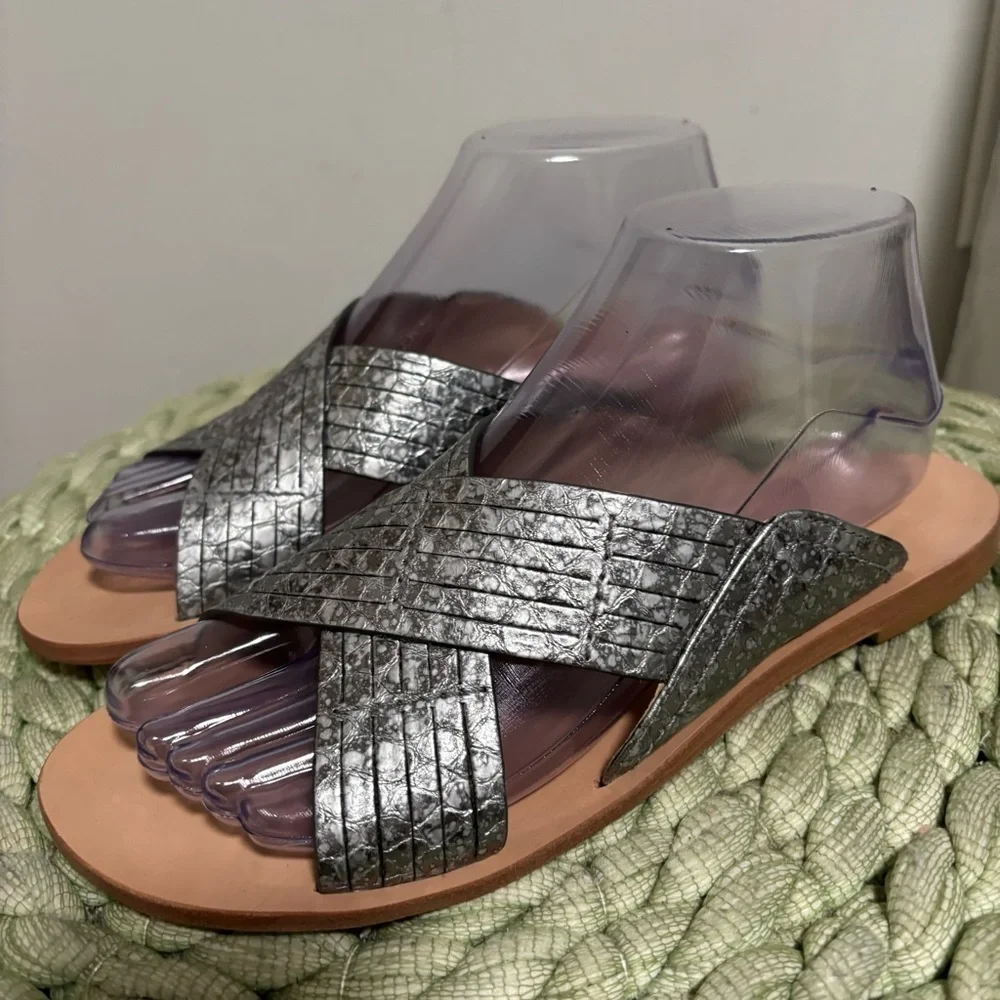 NEW Trask Hurricane Crossover Metallic Silver Leather Slip On Flat Sandals 7.5